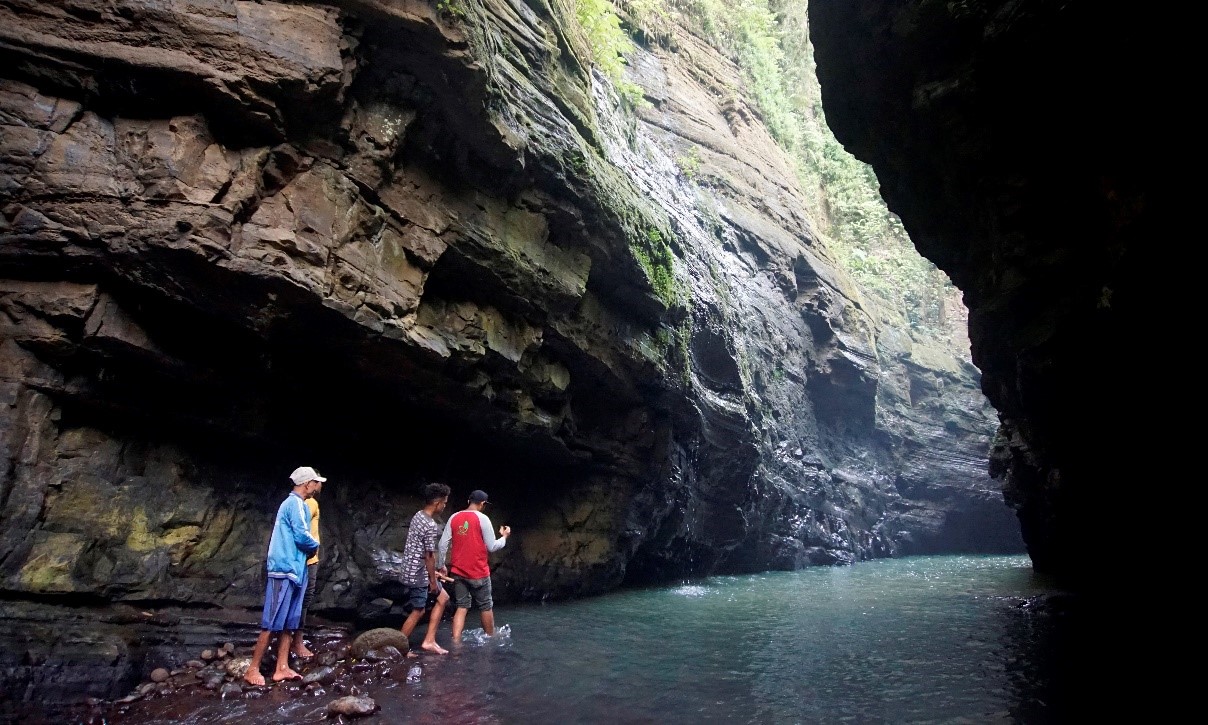 Cunca Mbawareho ( Mbawareho Waterfall )